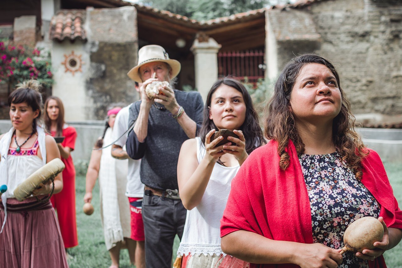 tocando caracol entre cinco mujeres